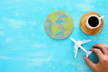 bkue ahşap arka plan üzerinde dünya küre holding adam eller görüntüsünü üstten görünüm