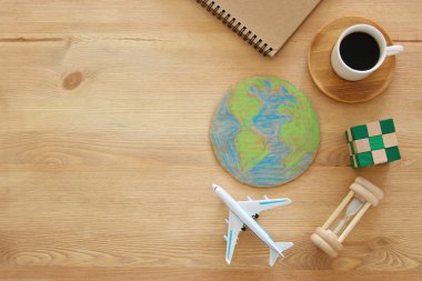 üstten görünüm resmini uçak, dünya küre ve kahve içerken ahşap arka plan.