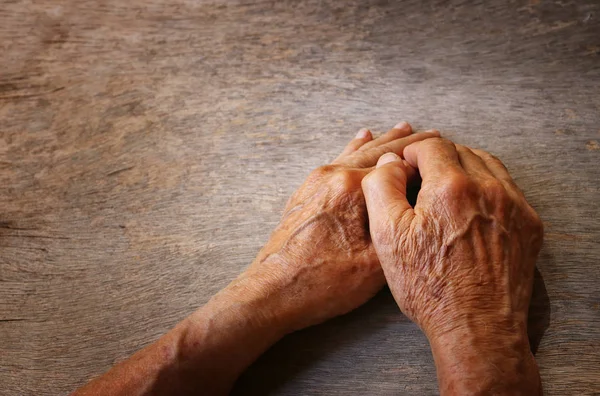 Close Beeld Van Senior Mannelijke Handen Houten Tafel — Stockfoto