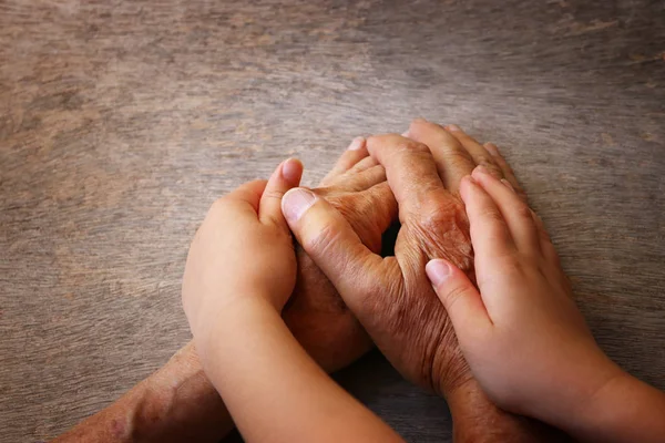 Gambar Orang Tua Dan Anak Anak Berpegangan Tangan Bersama — Stok Foto
