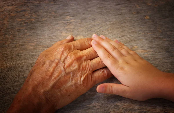 Imagen Del Anciano Niño Tomados Mano — Foto de Stock