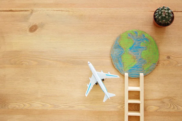 üstten görünüm resmini uçak dünya küre ve merdiven ahşap arka plan üzerinde