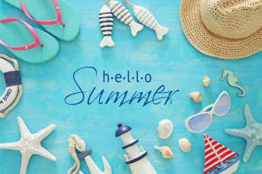 Görüntü deniz yaşam tarzı nesnelerle seyahat tatil tropikal ve yaz. Üstten görünüm