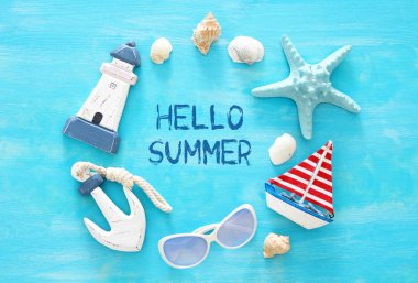 Görüntü deniz yaşam tarzı nesnelerle seyahat tatil tropikal ve yaz. Üstten görünüm.