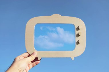 tv çerçeve bulut ile gökyüzü önünde tutan el görüntüsü. captu