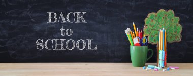 Geri okul afiş. bilgi ve önünde sınıf yazı tahtası kalemleri