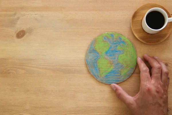 Top View Image Man Hand Holding Earth Globe Wooden Table — Stock Photo, Image