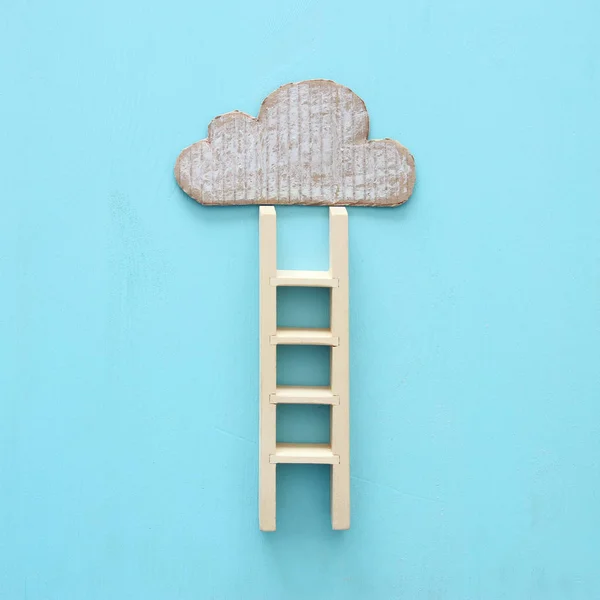 木製のはしごと木製の青い背景の雲 — ストック写真