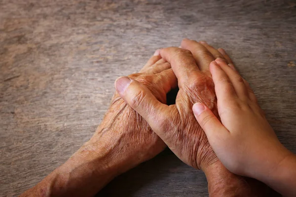 Beeld Van Oude Man Een Kind Hand Hand — Stockfoto