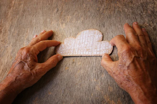 Gros Plan Vieil Homme Tenant Nuage Papier Sur Une Table — Photo