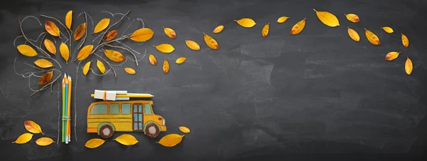 回到学校的概念 学校校车和铅笔的顶部视图横幅 旁边是秋天枯叶覆盖在教室黑板背景上的树草图 — 图库照片