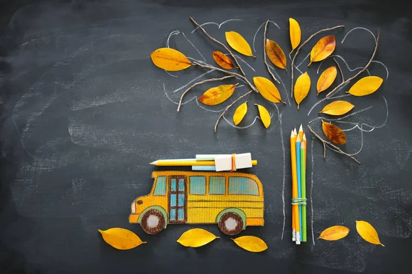 回到学校的概念 校车和铅笔的顶部视图图像旁边的树素描与秋季干树叶在教室黑板背景 — 图库照片