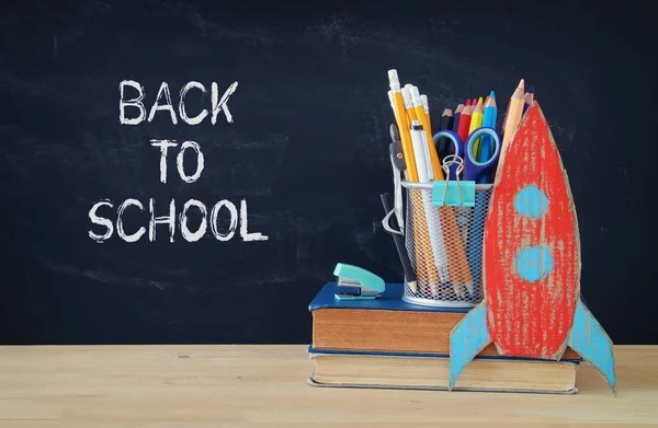 Retour École Fusée Crayons Sur Livre Ouvert Devant Tableau Noir — Photo