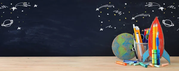 Volta Conceito Escola Foguete Globo Terrestre Lápis Frente Sala Aula — Fotografia de Stock