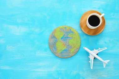 üstten görünüm resmini uçak, dünya küre ve kahve içerken mavi ahşap arka plan
