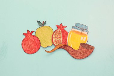 Rosh hashanah (Yahudi yeni yıl tatili) kavramı. Geleneksel semboller şekilleri kağıttan kesilmiş ve boyalı