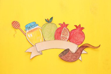 Rosh hashanah (Yahudi yeni yıl tatili) kavramı. Geleneksel semboller şekilleri kağıttan kesilmiş ve boyalı