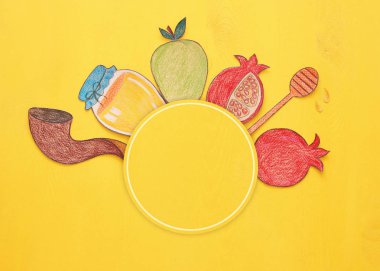 Rosh hashanah (Yahudi yeni yıl tatili) kavramı. Geleneksel semboller şekilleri kağıttan kesilmiş ve boyalı