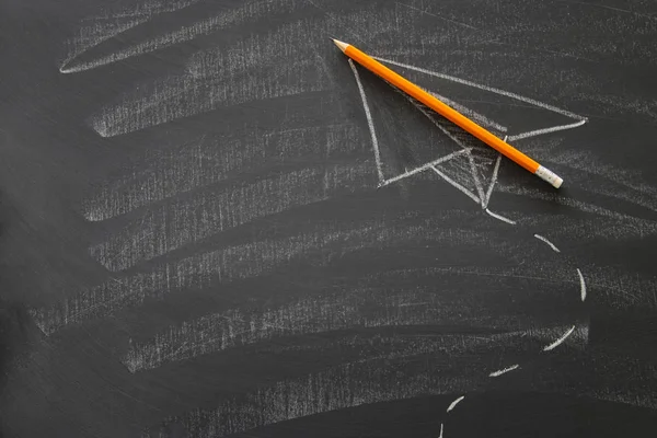 Imagen de vista superior del plano del boceto sobre el fondo de la pizarra del aula . — Foto de Stock