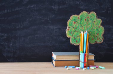 Geri okul afiş. bilgi ve önünde sınıf yazı tahtası kalemleri