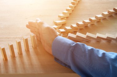 Erkek el domino etkisi durdurma görüntüsü. Retro tarzı görüntü yürütme ve risk denetim kavramı