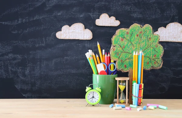 戻る学校バナー。知識の木と教室の黒板の前で鉛筆. — ストック写真