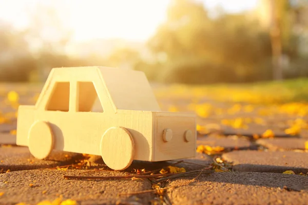 gün batımında Park'ta açık havada yolda eski ahşap oyuncak araba. nostalji ve sadelik kavramı