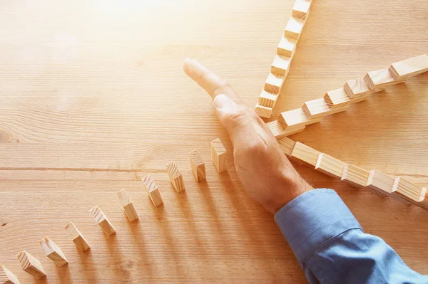 Erkek el domino etkisi durdurma görüntüsü. Retro tarzı görüntü yürütme ve risk denetim kavramı
