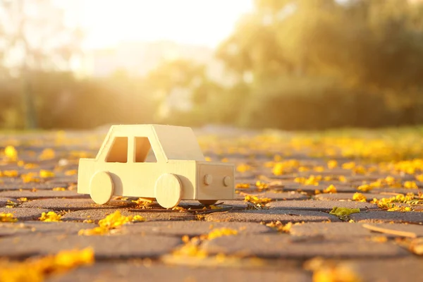 gün batımında Park'ta açık havada yolda eski ahşap oyuncak araba. nostalji ve sadelik kavramı