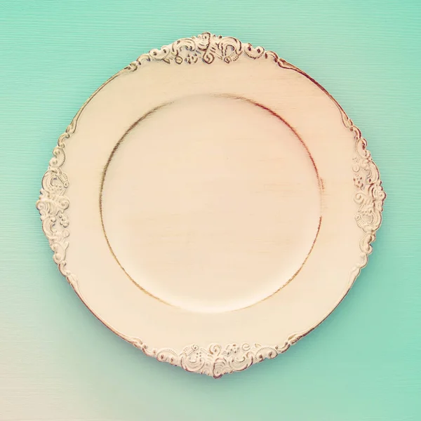 Top View Vintage White Empty Plate Blue Mint Wooden Background — Stock Photo, Image