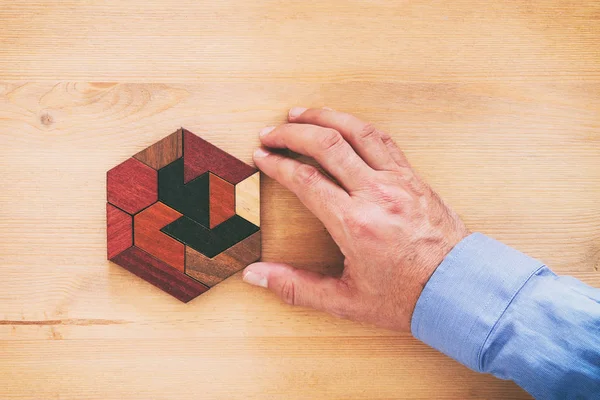 Férfi Keze Kezében Egy Négyzet Alakú Tangram Puzzle Több Mint — Stock Fotó