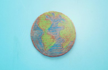 karton dünya dünya üzerinde ahşap arka plan mavi imajını üstten görünüm.