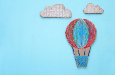 karton sıcak hava balonu kağıt kesme ve ahşap mavi arka plan üzerinde boyalı