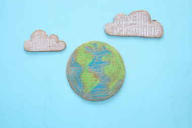 karton dünya dünya üzerinde ahşap arka plan mavi imajını üstten görünüm.