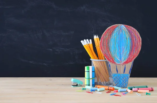 Zurück Zum Schulkonzept Heißluftballon Und Bleistifte Vor Der Schultafel — Stockfoto