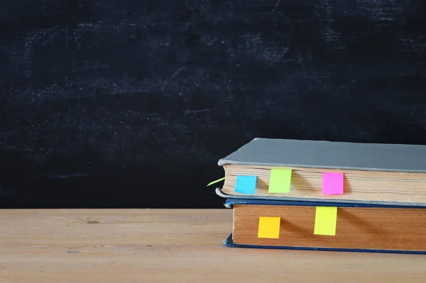 Zurück Zum Schulkonzept Bücherstapel Über Holztisch Vor Schultafel — Stockfoto