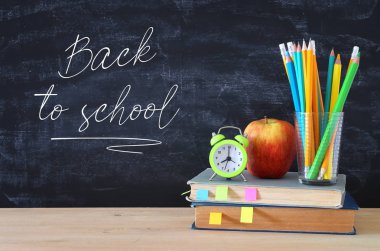 geri okul kavramı. yığın kitap ve yazı tahtası önünde ahşap Resepsiyon üzerinde kalem