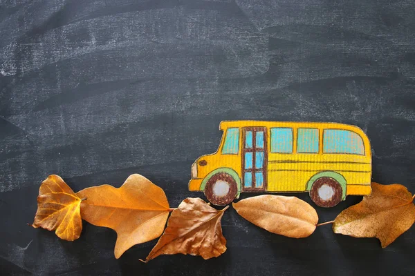回到学校的概念 上图图像校车秋季干树叶教室黑板背景 — 图库照片