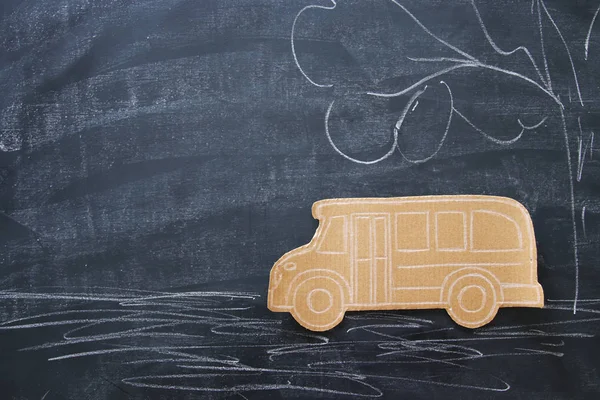 Terug Naar School Concept Bovenaanzicht Afbeelding Kartonnen Schoolbus Klas Schoolbord — Stockfoto
