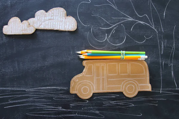 回到学校的概念 在教室黑板背景上观看图片学校公共汽车和铅笔 — 图库照片
