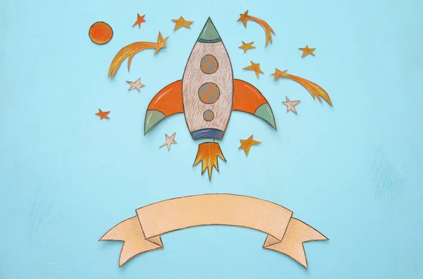 Cohete Cortado Papel Pintado Sobre Fondo Azul Madera — Foto de Stock
