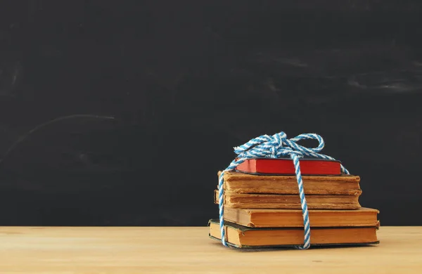 Voltar Conceito Escola Pilha Livros Sobre Mesa Madeira Frente Quadro — Fotografia de Stock