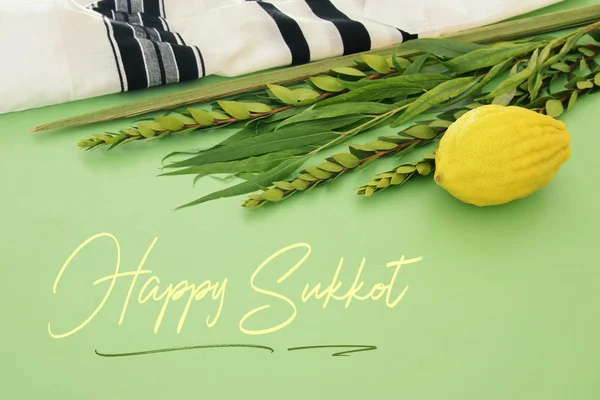 Sukkot Yahudi bayramı. Geleneksel Semboller (dört tür): Etrog, lulav, hadas, arava