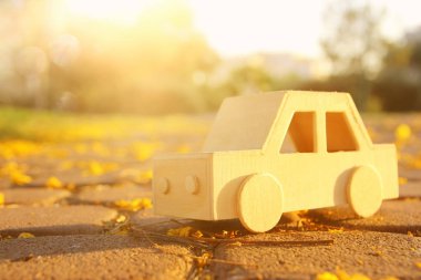 gün batımında Park'ta açık havada yolda eski ahşap oyuncak araba. nostalji ve sadelik kavramı