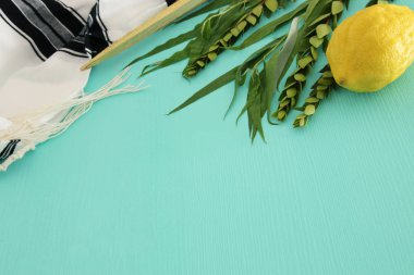 Sukkot Yahudi bayramı. Geleneksel Semboller (dört tür): Etrog, lulav, hadas, arava