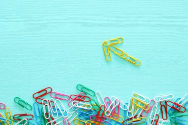 yaratıcılık ve kutunun dışında düşünmek kavram görüntüleri. bir ok, takım çalışması ve farklı bir zihniyet şekillendirme ataç