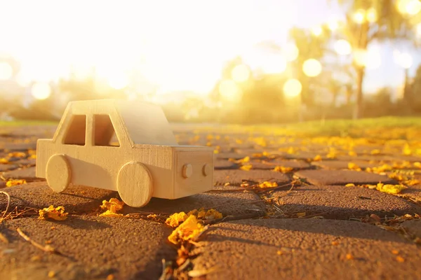 야외에서 공원도로에 나무로 장난감 자동차 향수와 — 스톡 사진
