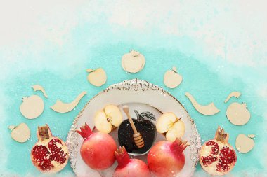 Rosh hashanah (Yahudi Yeni Yıl Tatili) kavramının suluboya tarzı ve soyut görüntüsü. Geleneksel semboller