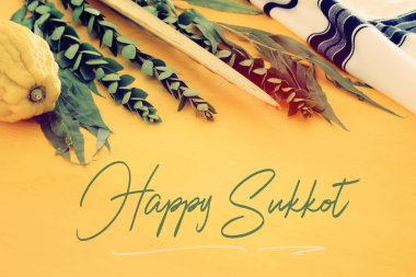 Sukkot Yahudi bayramı. Geleneksel Semboller (dört tür): Etrog, lulav, hadas, arava