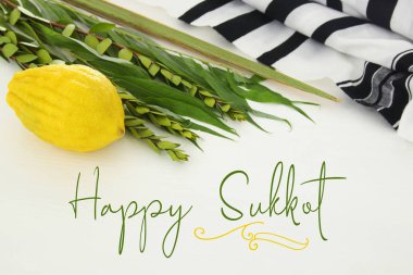 Sukkot Yahudi bayramı. Geleneksel Semboller (dört tür): Etrog, lulav, hadas, arava